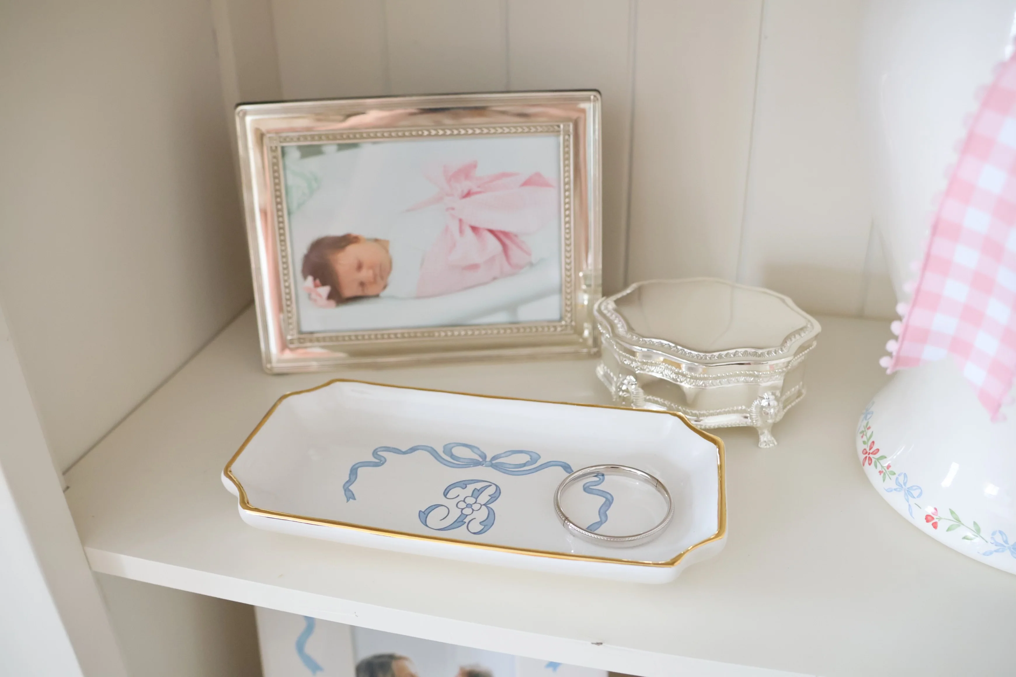 Lo Home x Chapple Chandler Keepsake Trays with Bow, Monogram and 22K Gold Accent - Image 4